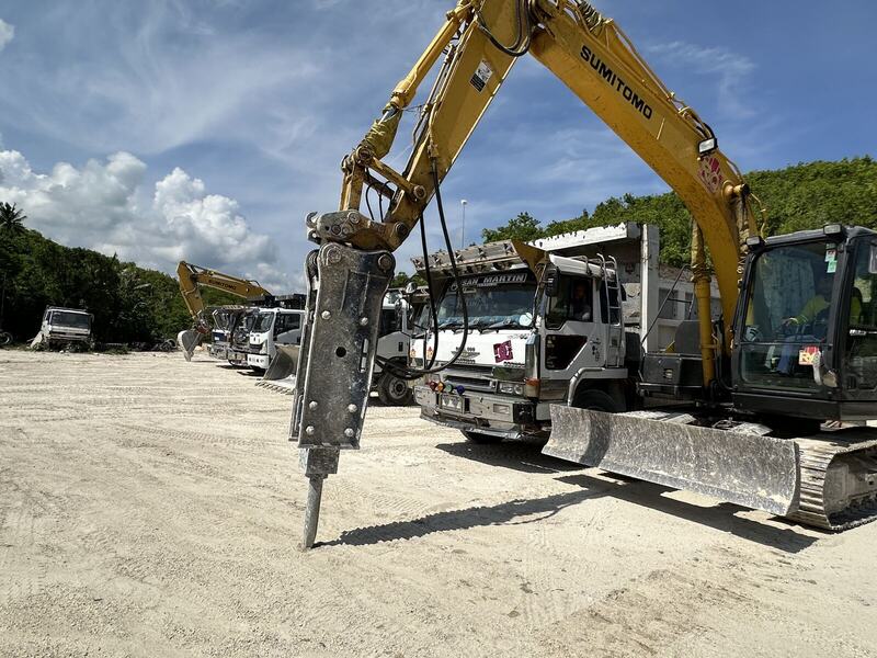 Excavator fitted with a hydraulic breaker
