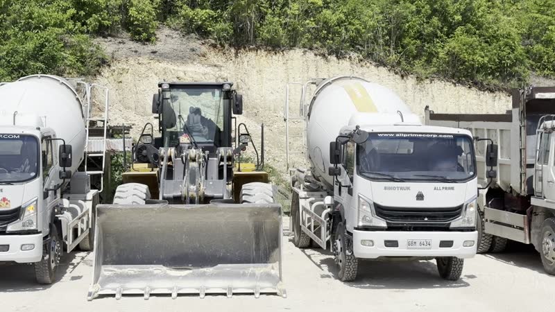 Video: loaders and dump trucks in a row